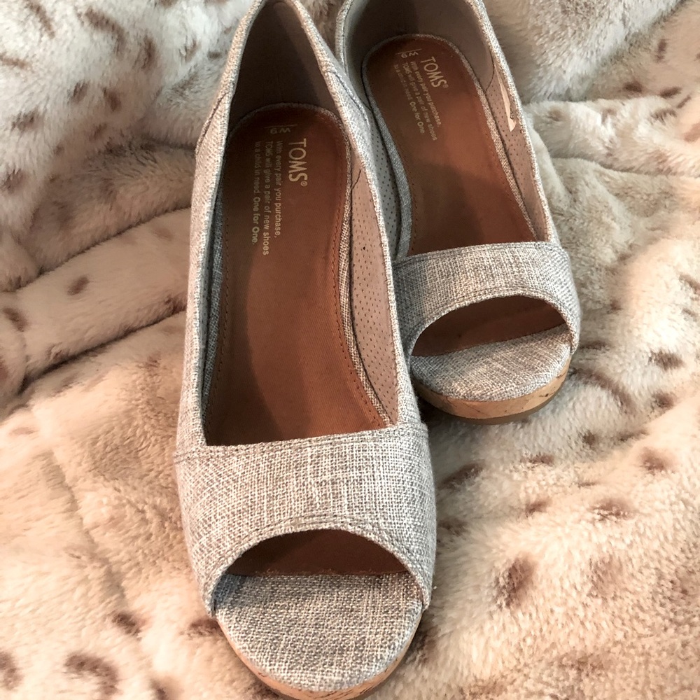 NEVER WORN TOMS wedges!